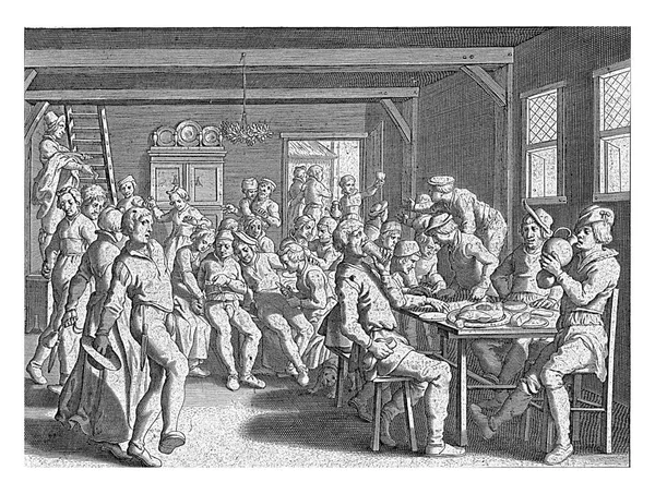 一个有酒 跳舞的农民和农妇的客栈 人们在一个大的L形桌子边吃喝着 — 图库照片