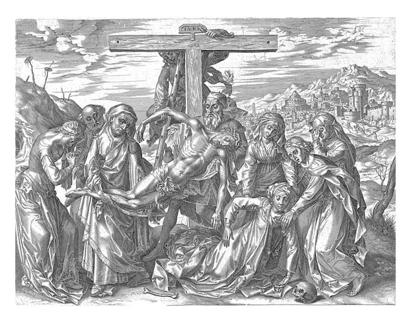耶稣的身体被三个人从十字架上取下 在右边的是圣母玛利亚 她得到施洗者约翰和两个女人的支持 地上有一个骷髅 — 图库照片