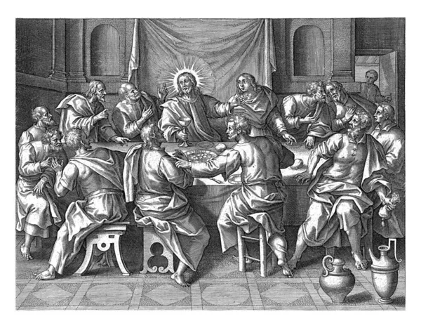 キリストと彼の弟子達は楕円形のテーブルの周りに キリストはワインを一杯持っておられます ユダは右隅に 裏切りの象徴である財布を手にテーブルから出て行きます — ストック写真