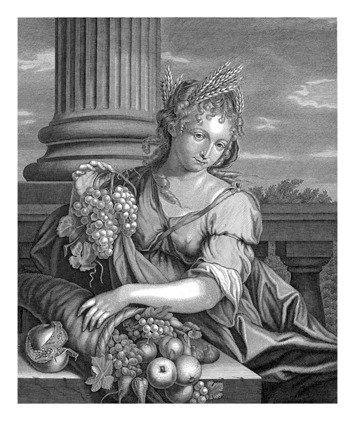 Ceres坐在一根柱子前 在她的右手拿着一串葡萄 左手则躺在一个花环上 — 图库照片