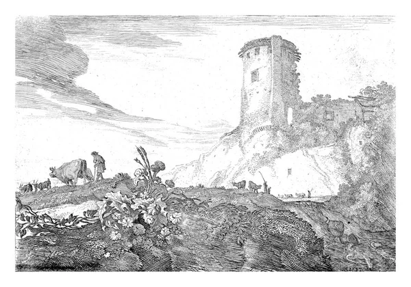 牛やヤギの群れを持つ羊飼いのグループは 大きな丸い塔を通過します 手前に咲くアザミ — ストック写真