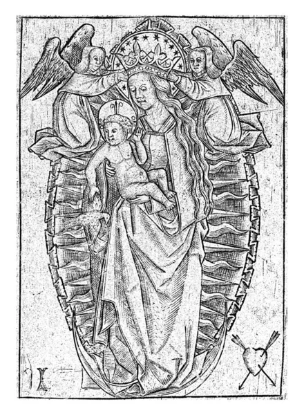 マドンナ天国の女王として 彼女の頭の周りにニンバス ハローに囲まれ 三日月の上に立っている 彼女は二人の天使に戴冠する キリストの子はそれらを右腕に身に着けて — ストック写真
