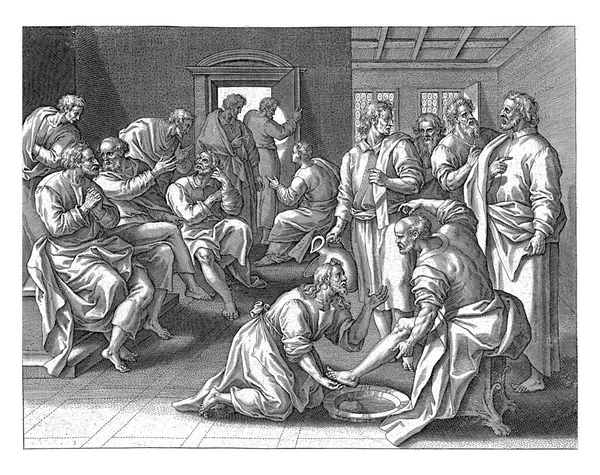 キリストはペテロの前でひざまずき 足を洗います ピーターの抗議 他の使徒たちはペアの周りに裸足で立っている — ストック写真