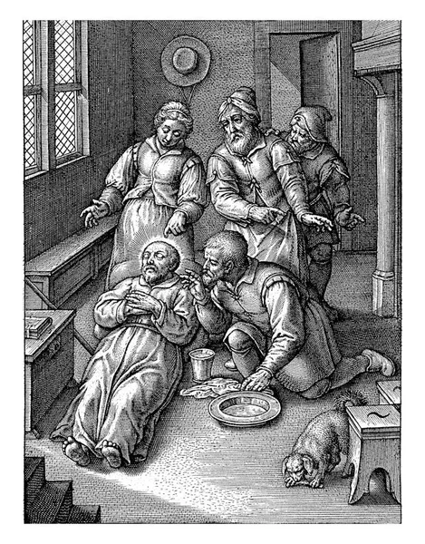 伊格纳提乌斯 洛约拉欣喜若狂 Hieronymus Wierix 1611 1615伊格纳提乌斯 洛约拉躺在地板上的房间里 两手被狂喜地交叉着 他被一个女人和三个男人包围着 — 图库照片