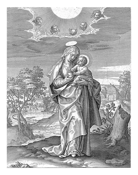 メアリーとキリストの子との風景 アントニーWierix 1565 前に1604風景の中で彼女の腕の上にキリストの子とメアリー 彼女は彼にリンゴを渡す — ストック写真