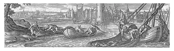 渔夫们试图用棍子把海豹从水里挤出来 一旦上了岸 野兽就会被杀死 该印刷品有拉丁文字幕 是54幅系列印刷品的一部分 — 图库照片
