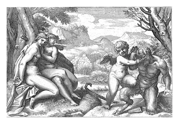 爱神会约束潘潘跪在地上 他的长笛在草地上 左边有两个仙女坐在石头上 — 图库照片