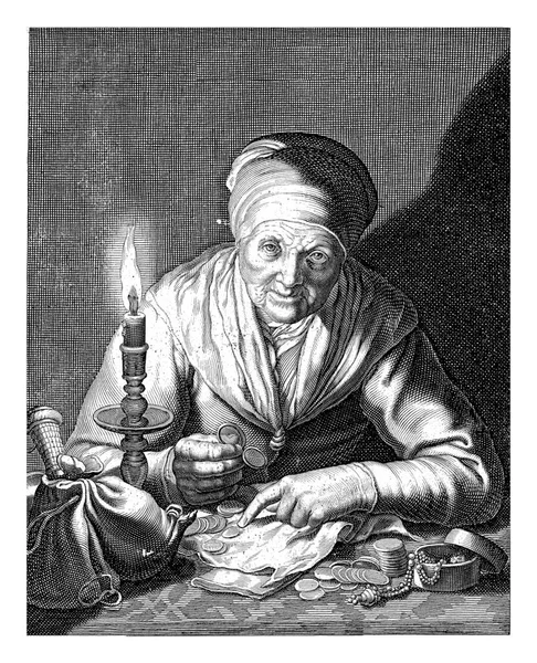 老妇人是贪婪的化身 烛光下坐在桌旁 数着她的钱和其他财富 在下半部分 拉丁文诗分两行 — 图库照片