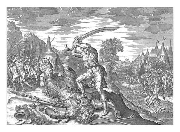 デービッドは Maarten Van Heemskerck 1630 1702 Goliatが地面に横たわっている後 匿名のGoliatを頭にします ダビデは胸に一本の足で立ちゴリアテの剣を頭の上に上げて — ストック写真