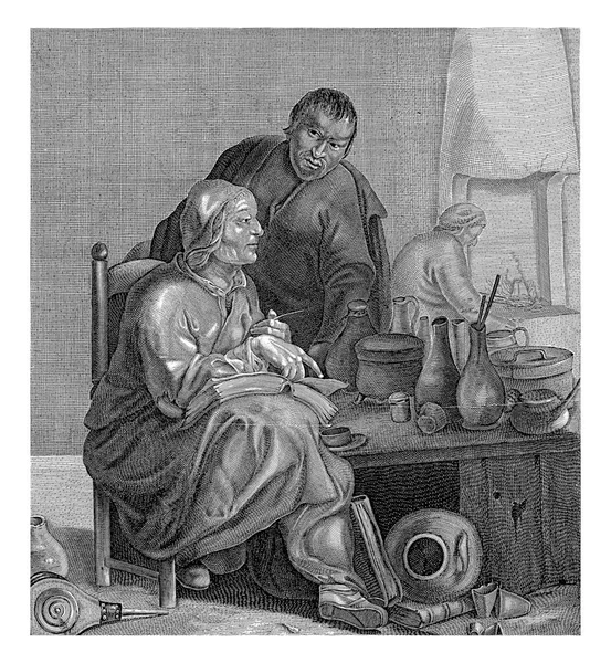 一位炼金术士坐在椅子上 腿上抱着一本书 放在桌子旁边 桌上有水壶和壶 他身后是一个人 右边是火炉边的一个人影 — 图库照片