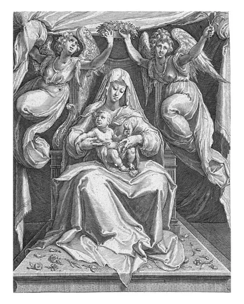 Μαρία Κάθεται Ένα Θρόνο Παιδί Στη Μήτρα Της Δύο Άγγελοι — Φωτογραφία Αρχείου
