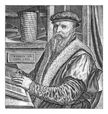 Adam Maeus masada oturuyor, elleri açık bir kitabın üzerinde. Alt boşlukta Latince iki satırlık bir metin.