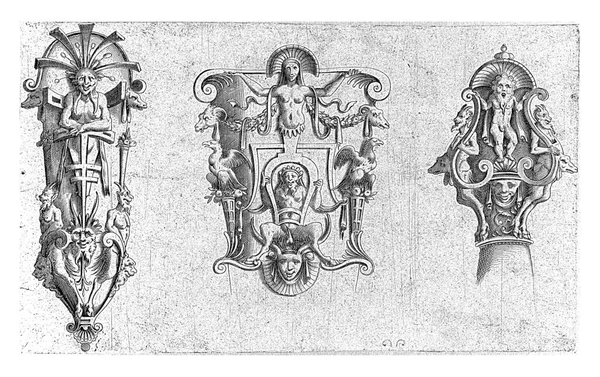带有女性撒旦的带 靠在滚动的作品上 中间是一个口罐 底部有一个坐着的撒旦 右边是一把剑的钮扣 — 图库照片
