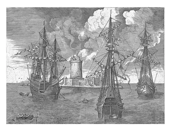 要塞化された灯台の停泊中の3隻の軍艦 船の間のいくつかの斜面 — ストック写真