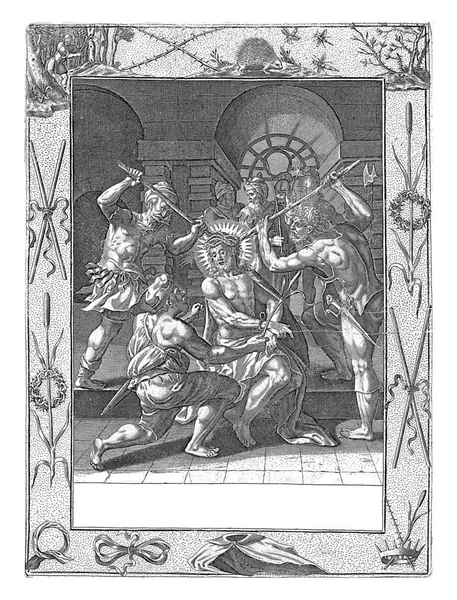 基督坐着 手被捆绑 被两个士兵用棍棒打 第三个跪在基督面前戏弄他 彼拉多和士兵背景 — 图库照片
