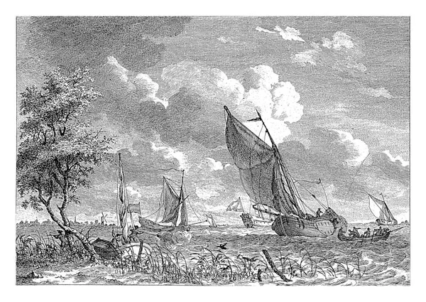 いくつかの船が航行する川の岸には 葦の間にハンターが立っている ウォーターフロントのボートにはアヒルのハンターも2人いて 右側のハンターはショットを発射します — ストック写真