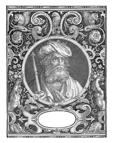 查理曼国王的画像 头戴皇冠 长方形框架内 各种动物和奇幻生物为装饰品 — 图库照片
