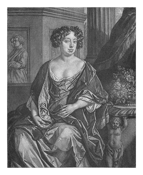 ノッティンガム伯爵夫人のエセックス フィンチはテラスに座っている 彼女の横に花のボウル — ストック写真