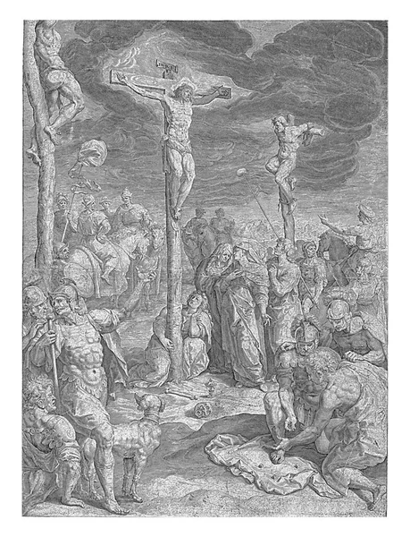 耶稣在两个被钉十字架的罪犯之间的十字架上在十字架周围有许多不同的数字 — 图库照片