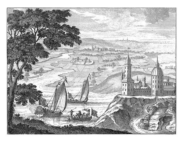 右側の丘の上の城 川の左側には2隻の帆船と1隻の屋根がある — ストック写真