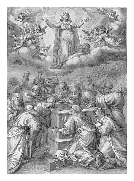 圣母玛利亚的假定 十二个使徒站在她那满满一朵花的空石棺周围 玛丽在云端上被缠着 — 图库照片