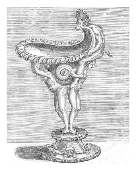 犬の頭を持つサテュロスの下顎によって形成されたボウル Balthazar Van Den Bos コーネリス フロリスの後 1548ボウルは 背中の間にクランプされているカタツムリの殻に残ります — ストック写真