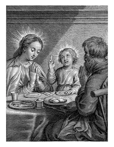 マリアとヨセフと子供はテーブルの上で マリアとヨセフは手を取り合って食事を祝福します — ストック写真