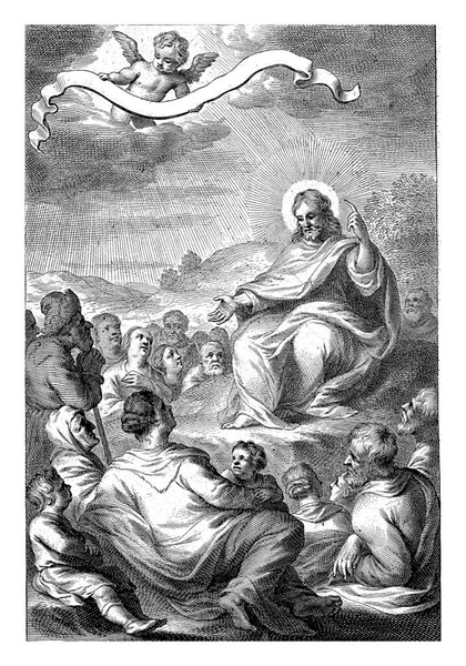 基督在众人面前 在山上传道 一个小天使带着一卷带子在空中飘浮 在山边的两条线下 — 图库照片