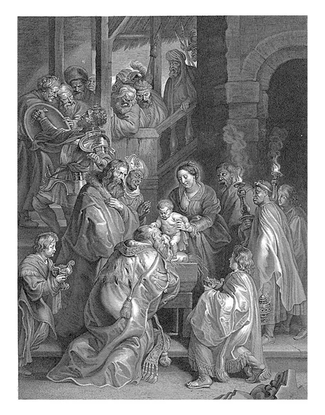 圣母玛利亚抱着基督的孩子 好让跪着的国王能亲吻他的脚 两个男孩在前景 其他两个国王都站在右边 与基督的孩子一起敬拜 — 图库照片