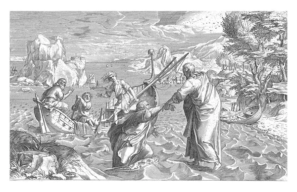 キリストは水を渡って使徒たちと一緒に漁船まで歩き 波が彼を運びます ピーターは彼の方へ歩いて行くが沈む キリストは彼を手で水から引き抜き — ストック写真