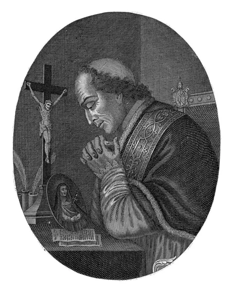 教皇ピウス7世の右半分の長さは テーブルで祈る 十字架のテーブルの上には マリアの像がドロローサ母として描かれ 2枚の筆記用具と筆記用具が置かれていた — ストック写真