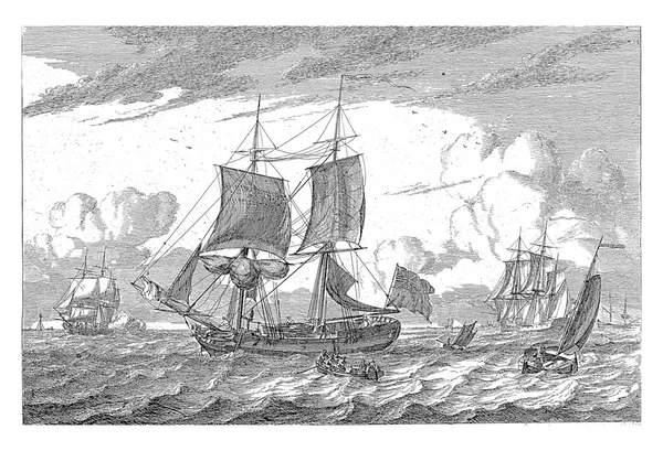 几艘帆船在波涛汹涌的水面上航行 在前面是一个有英国国旗的双面大师 船的甲板上有一条小船 — 图库照片
