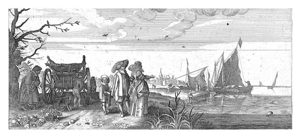 一位衣着华丽的女士和一位绅士俯瞰着几艘帆船停泊的水面 在他们后面是个拿着剑的男孩 — 图库照片