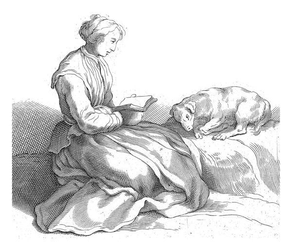 Kobieta Czyta Podłodze Pies Śpi Obok Niej — Zdjęcie stockowe