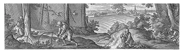 猎手们在一些树之间撒网 并捕获了几只啄木鸭 另一个猎人用陷阱抓住了一只啄木鸟 该印刷品有拉丁文字幕 是54幅系列印刷品的一部分 — 图库照片