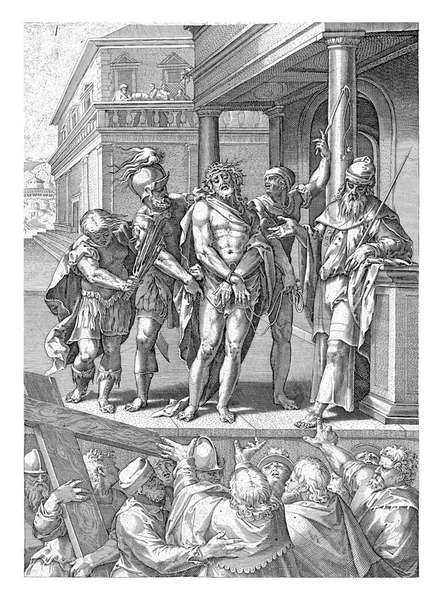 基督被戴上手铐站在一座古建筑的平台上 头顶上戴着荆棘 周围环绕着三个士兵 彼拉多 把基督给百姓看 — 图库照片