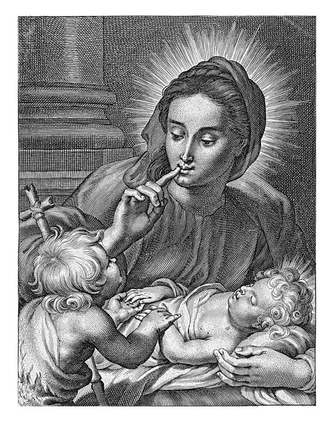 圣母玛利亚坐在那里 抱着熟睡的基督孩子坐在她腿上 用食指捂住她的嘴唇 示意施洗者约翰安静 下面是一行拉丁字母 — 图库照片