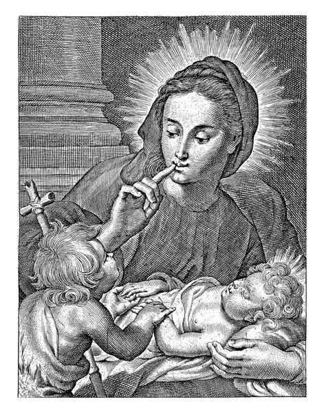 メアリーは膝の上に寝ているキリスト チャイルドと共に座り 人差し指で洗礼者ヨハネが静かになるための唇にジェスチャーをかけます パフォーマンスの下にラテン語のテキストがあります — ストック写真
