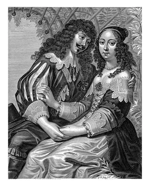 一对高贵的夫妇在玫瑰拱下 男人握住女人的手 向前倾斜 女人握住男人的上臂 — 图库照片