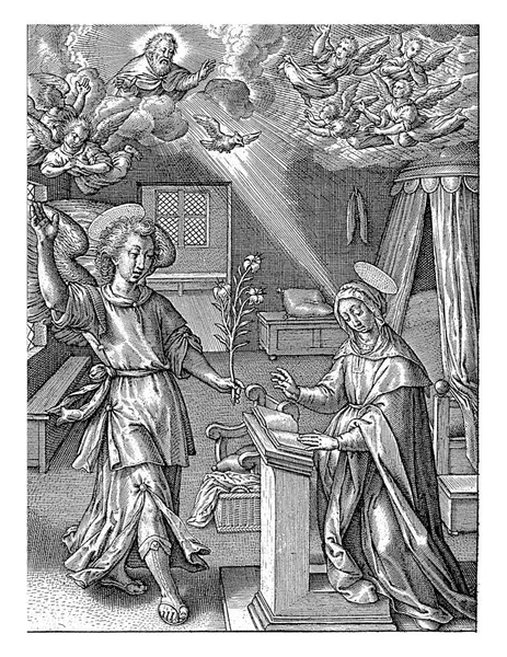 1563年 Hieronymus Wierix 1619年之前 玛丽亚跪在卧室的书桌前 天使加布里埃尔拜访了她 他告诉她 她将生一个叫基督的儿子 — 图库照片