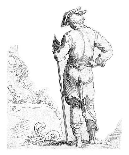 Arkadan Görülen Tüylü Şapkalı Ayakta Duran Bir Adam Adam Yerde — Stok fotoğraf