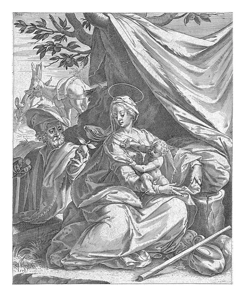玛丽和孩子坐在一起 膝盖上的帐篷布挂在树枝上 约瑟夫给她一个苹果 — 图库照片