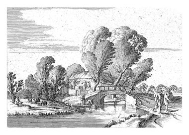 Ormanlık bir arazide, iki yürüyüşçü bir kanal boyunca bir yolda yürür. Köprünün arkasında (kanalın üzerinde) bir çiftlik var..