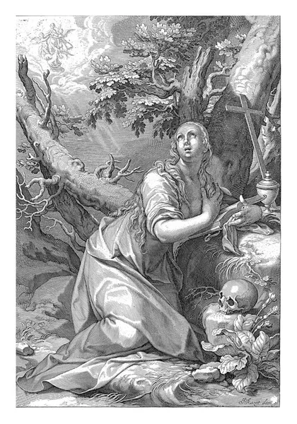 マグダラのマリヤは木にひざまずいています 彼女は本を開いている 彼女の前には軟膏瓶と十字架があります 膝に頭蓋骨がある 彼女の昇天は遠くに描かれています — ストック写真