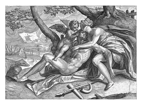 ヴィーナスとエイモアはアドニスの死を悼む 金星は彼女の腕の中で彼女の最愛の保持します アドニスの狩猟用武器が彼の隣の地面にある — ストック写真