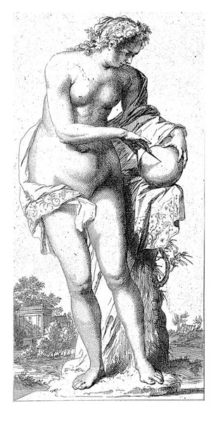 一个赤身裸体的女性形象 是完美的化身 手里拿着一个用罗盘测量的球体 — 图库照片