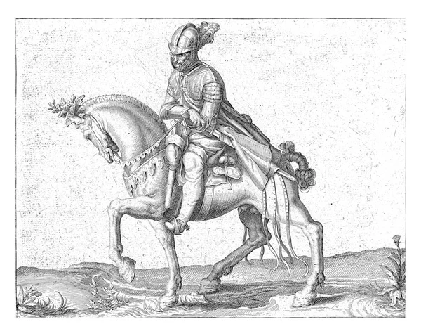 左手の剣の柄の上にある左手に乗って馬に乗っている武装した男がそれを描くために — ストック写真