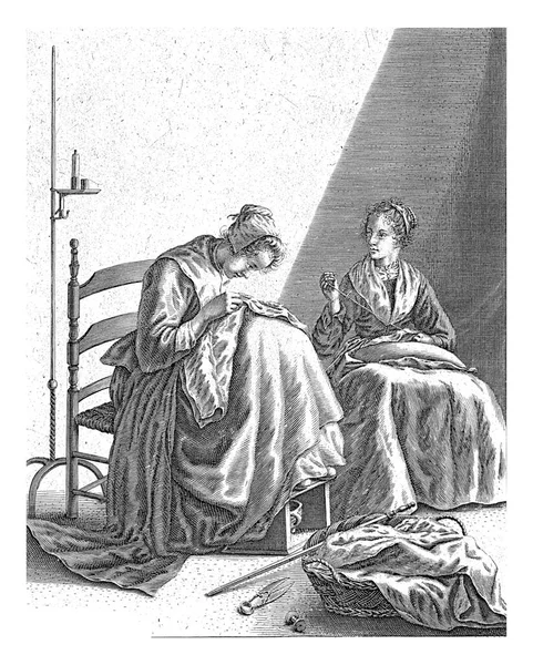 二人の女性が部屋で改造作業を行う 床にバスケット 測定棒 はさみ 糸のスプール 左側の背の高い燭台 — ストック写真