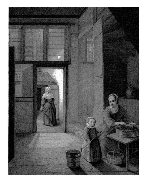 在房间里 一个女人在看谷类或豆科植物 旁边有一个女孩在玩烧瓶游戏 一个拿着奶瓶的老妇人穿过院子的门 — 图库照片