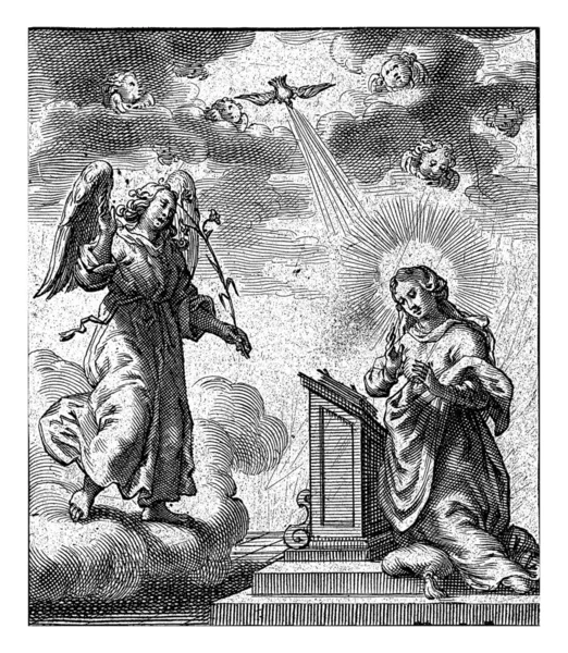 玛丽跪在她的祷告椅前 天使加布里埃尔在左边 手里拿着百合花枝 在基路伯的云彩和圣灵之间 有鸽子的形状 — 图库照片